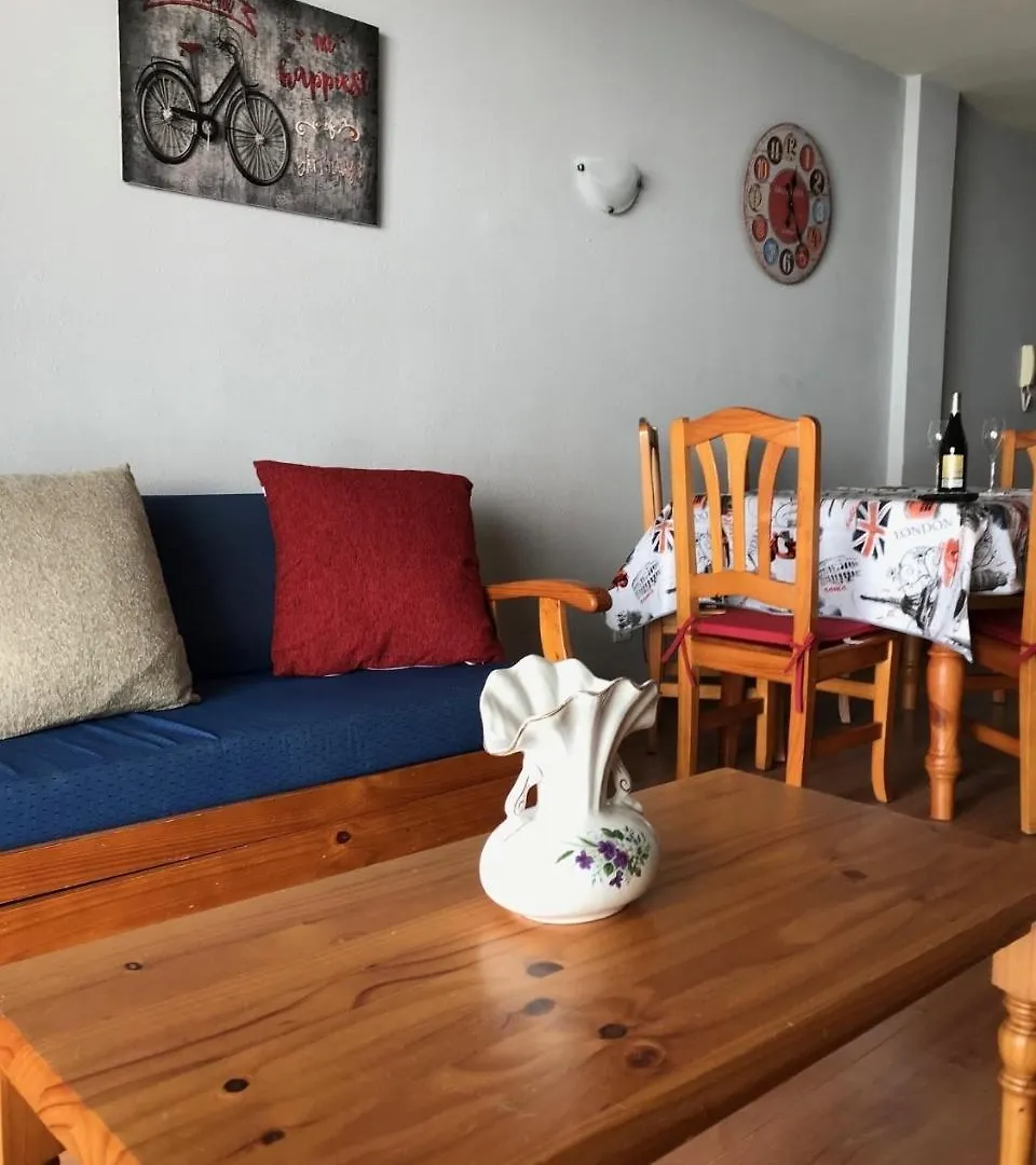 סאלו Village Park Apartments