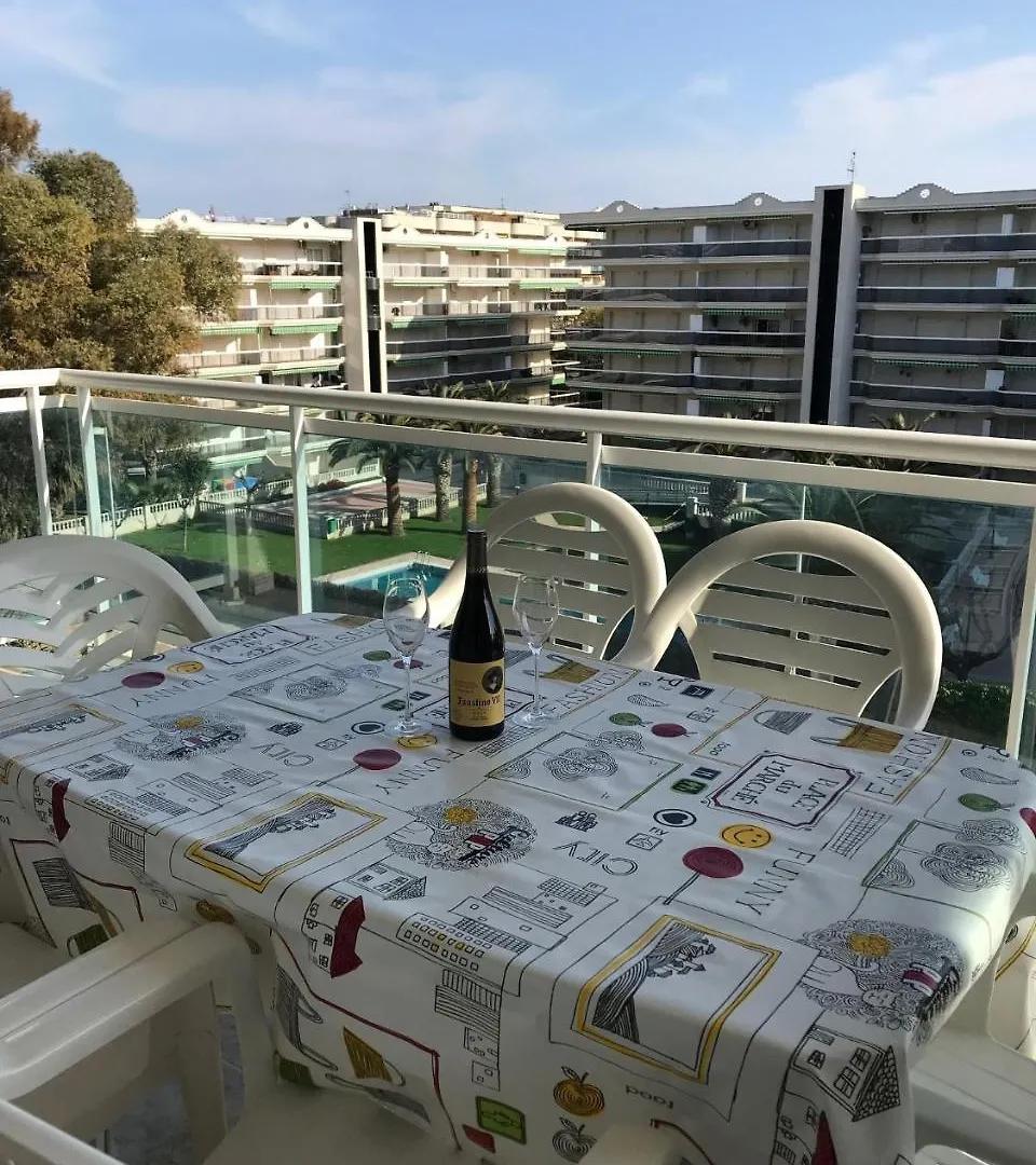 סאלו Village Park Apartments ספרד